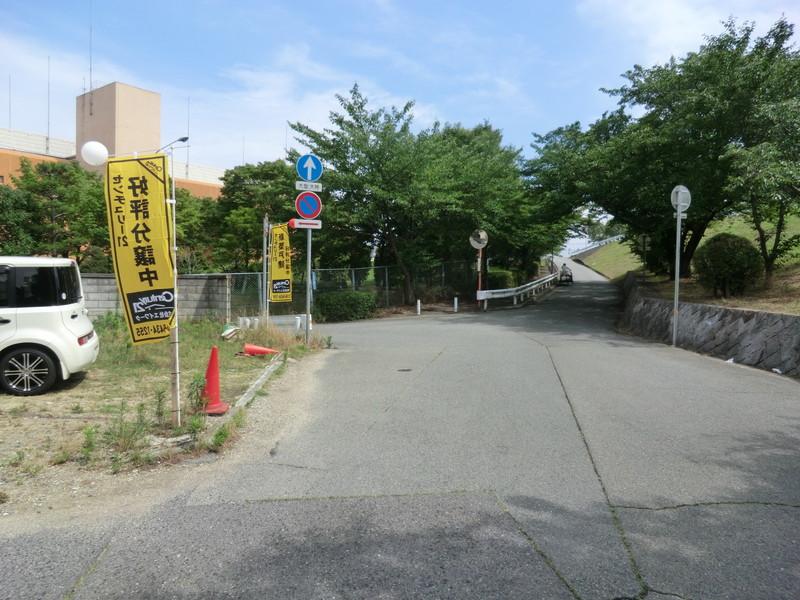 Local photos, including front road. Local west facing is, Is an environment where nature remains that there is Mukogawa riverbed