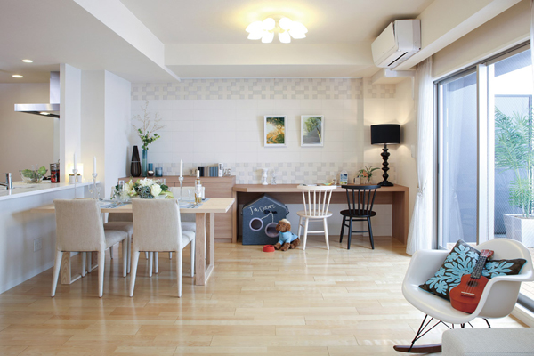 Living.  [living ・ dining] Bright and spacious living room, which was white with keynote ・ Dining (AL menu 1 type model room / Free of charge ・ Application deadline Yes)