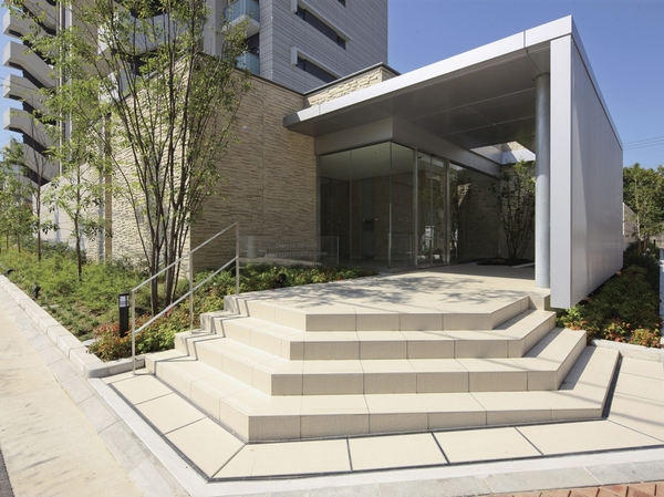  [Completion photo] To the entrance before the zelkova, Gently pick-up is approach. And expressive border tile, Is composed of aluminum eaves and louvers sharpness stand out, Sophisticated and modern beauty was impressive (September 2013 shooting)