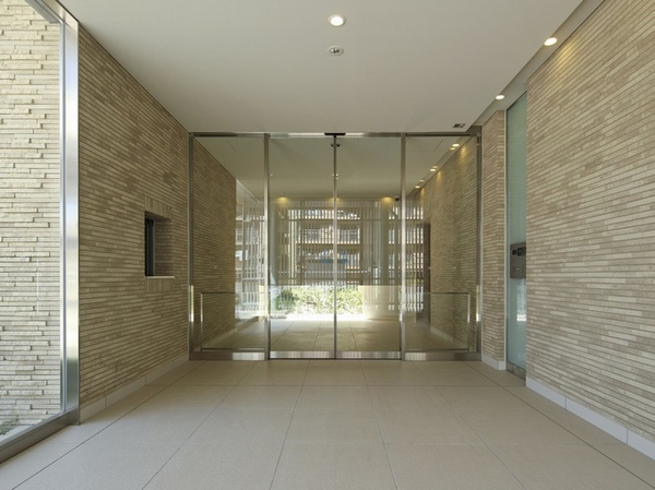  [Completion photo] Entrance Hall, which is also the space of Yingbin is, Directing the atmosphere of calm in beige. Connecting the entrance building and Juto, And greets gently courtyard provided facing the corridor (September 2013 shooting)