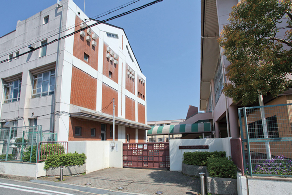 Surrounding environment. Municipal Takeya Elementary School (8-minute walk ・ About 620m)