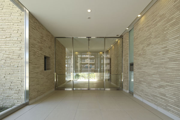 Buildings and facilities. Connect the external and the dwelling unit, Entrance Hall, which is also the space of Yingbin is, Directing the atmosphere of calm in beige. So that the feelings of the on and off can be switched comfortably, The courtyard is the idea, such as peep has been Korasa to over tectonic window