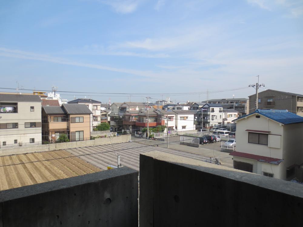 Balcony. It is a view from the north sub-balcony. It becomes a space where the heart is healed in the spacious view.