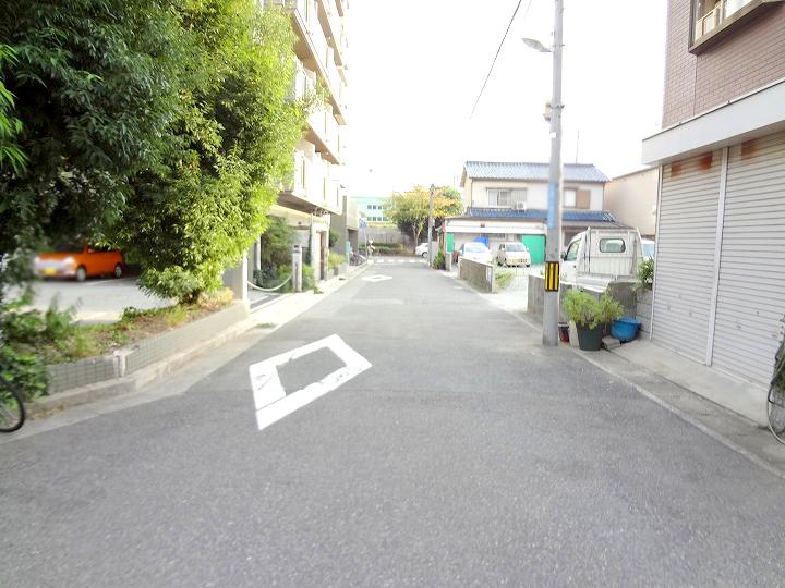 Local photos, including front road. If you go this road along the line of the end of the street to the east walk to the south, JR is Tachibana Station. Commute ・ It is easy to understand even school.