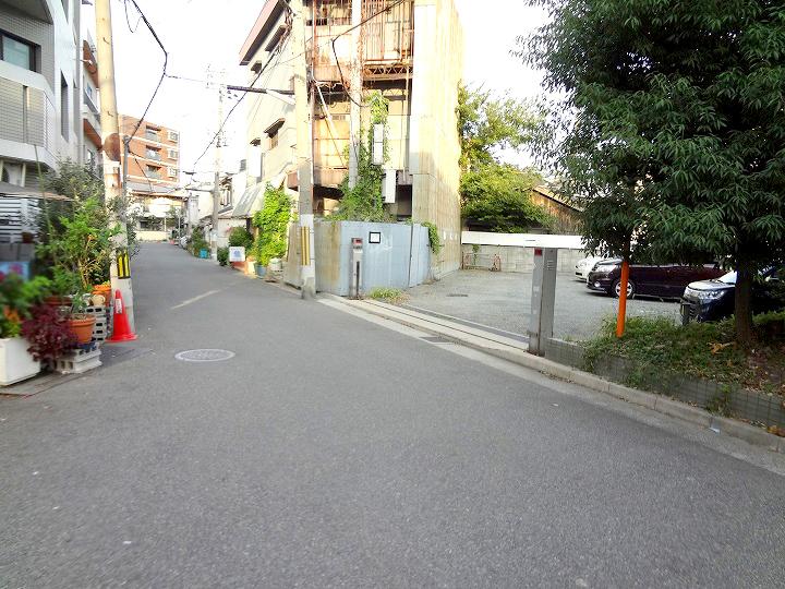 Local photos, including front road. Supermarket within a 5-minute walk ・ convenience store ・ There are a number of such convenient commercial facilities Dorakkusutoa, It is a useful area.