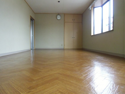 Other room space. It is a bright room