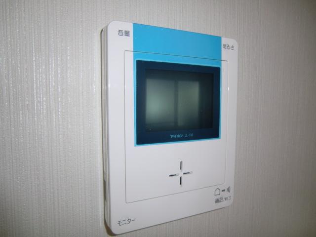 Security equipment. Safe color monitor intercom to crime prevention! 