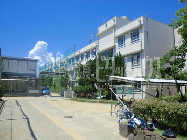 Junior high school. 550m until the Amagasaki Municipal Oshokita junior high school