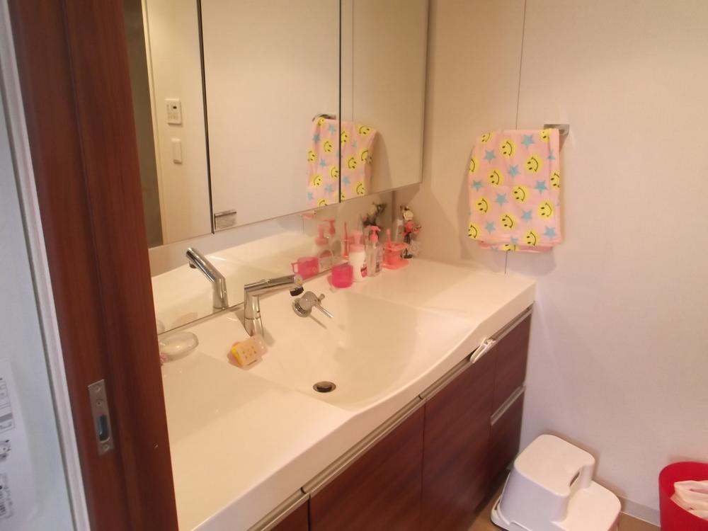 Wash basin, toilet. Indoor (September 2013) Shooting