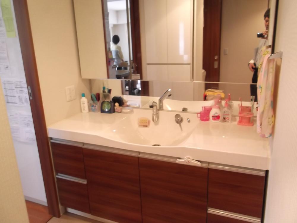 Wash basin, toilet. Indoor (September 2013) Shooting