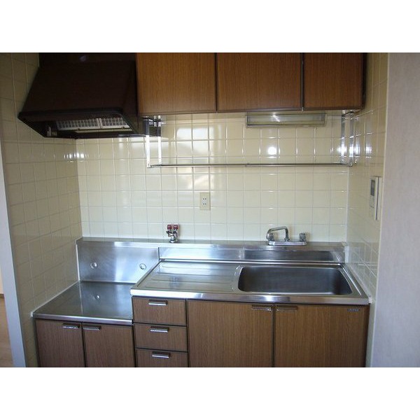 Kitchen. Two-burner stove can be installed