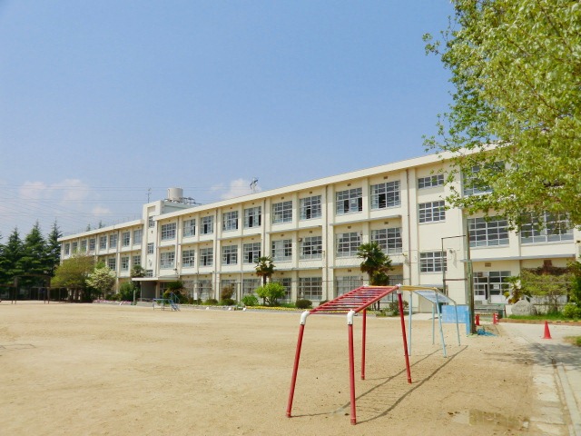 Primary school. 908m until the Amagasaki Municipal Muko Higashi elementary school (elementary school)