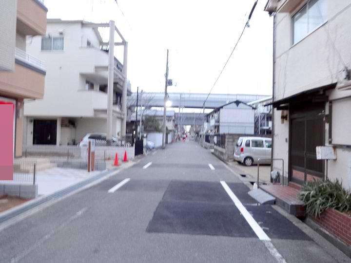 Local photos, including front road. In the life road of the front road is one-way traffic, Car traffic is less