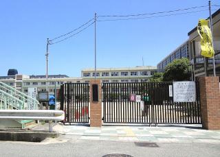 Primary school. 787m until the Amagasaki Municipal Kamisakabe elementary school (elementary school)