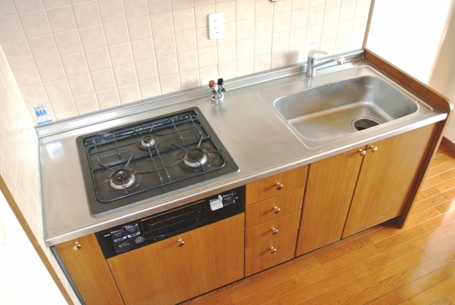 Kitchen. 3-burner stove in the kitchen