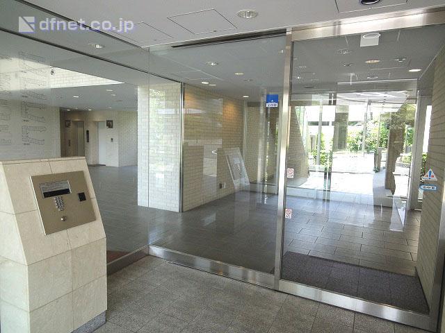 Entrance. Of course, the high crime prevention with auto-lock. The photo management people room to the left, It is safe.