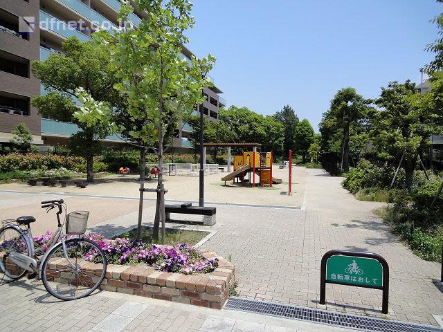 Other common areas. There is this way park between the Bright Hall and Aqua Museum, It is also ideal as a playground for children