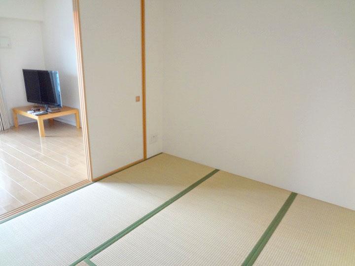 Non-living room. Japanese-style room 5 quires. Tatami mat replacement, Wallpaper exchange is the last year renovated. You can use it as it is.