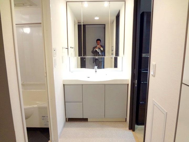 Wash basin, toilet. It is equipped with a hand lamp, Easy-to-use vanity fashionable.