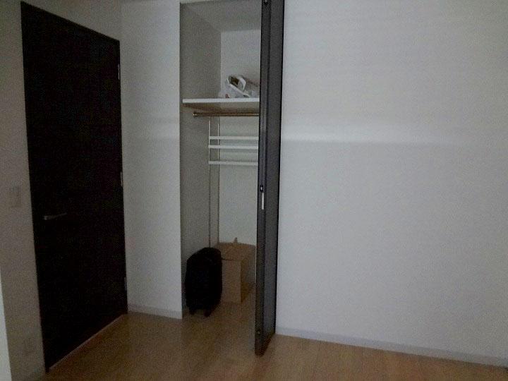 Non-living room. Western-style about 5 Pledge. There is also a storage space, Can you use it as a bedroom.