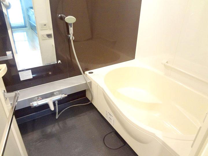 Bathroom. Bathroom is with a heating dryer. And with happy mist sauna for women! It will be in excellent condition even tone of your skin