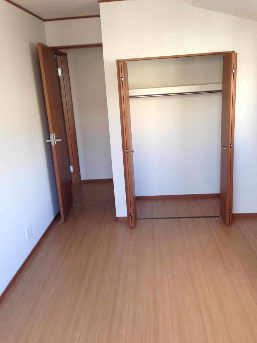 Same specifications photos (Other introspection). All room with storage!  It is perfect for one with a lot of luggage! 