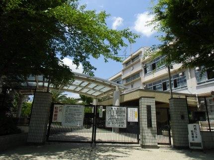 Junior high school. 1182m until the Amagasaki Municipal Wakakusa junior high school