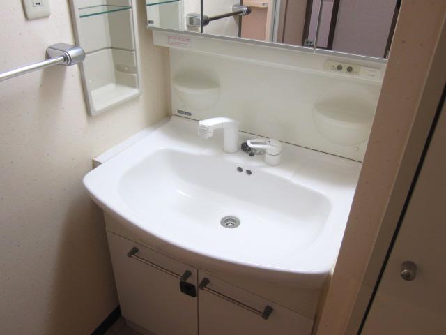 Wash basin, toilet. bathroom