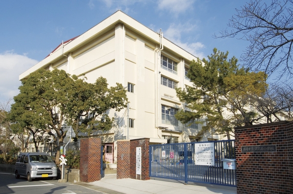 Also safe school of low-grade children, A 5-minute walk of Minami Tachibana Elementary School (about 390m). It is school events is also likely to join