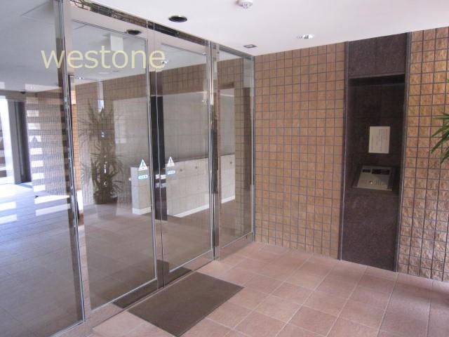 Entrance. Auto-locking
