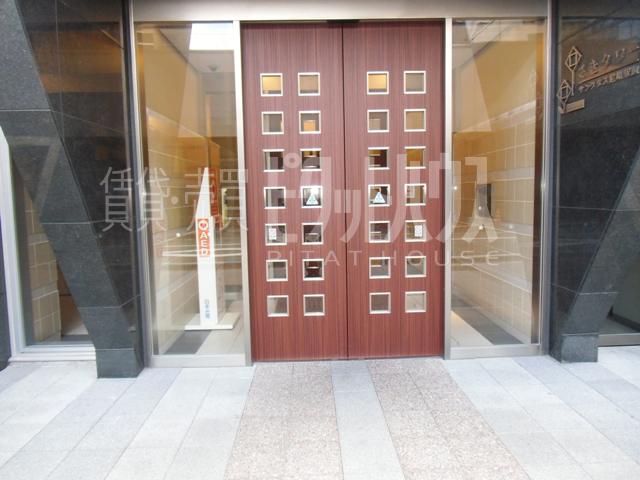Entrance. Common areas