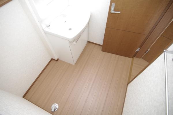 Wash basin, toilet