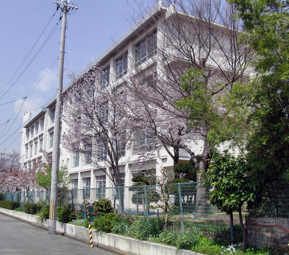 Primary school. 846m until the Amagasaki Municipal Muko Zhuang Elementary School