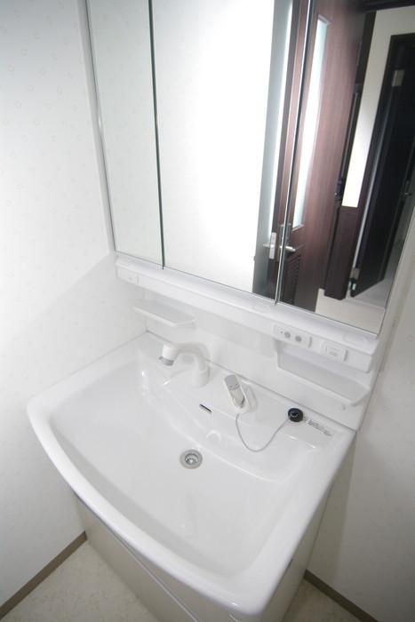 Wash basin, toilet. (Same specifications photo)