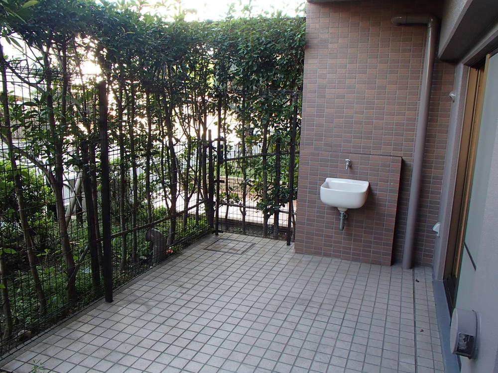 Garden. With slop sink