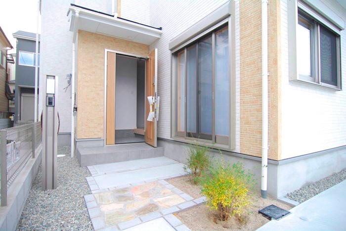 Same specifications photos (appearance). Front of the entrance, which was planted green, Tile is also a design that was laid to clean. 