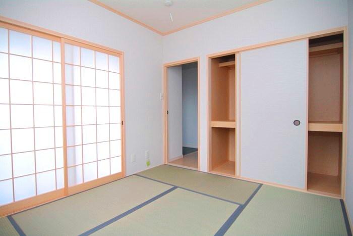 Same specifications photos (Other introspection). Bright Japanese-style room in the two-sided lighting. There is also a storage capacity there is a closet. 
