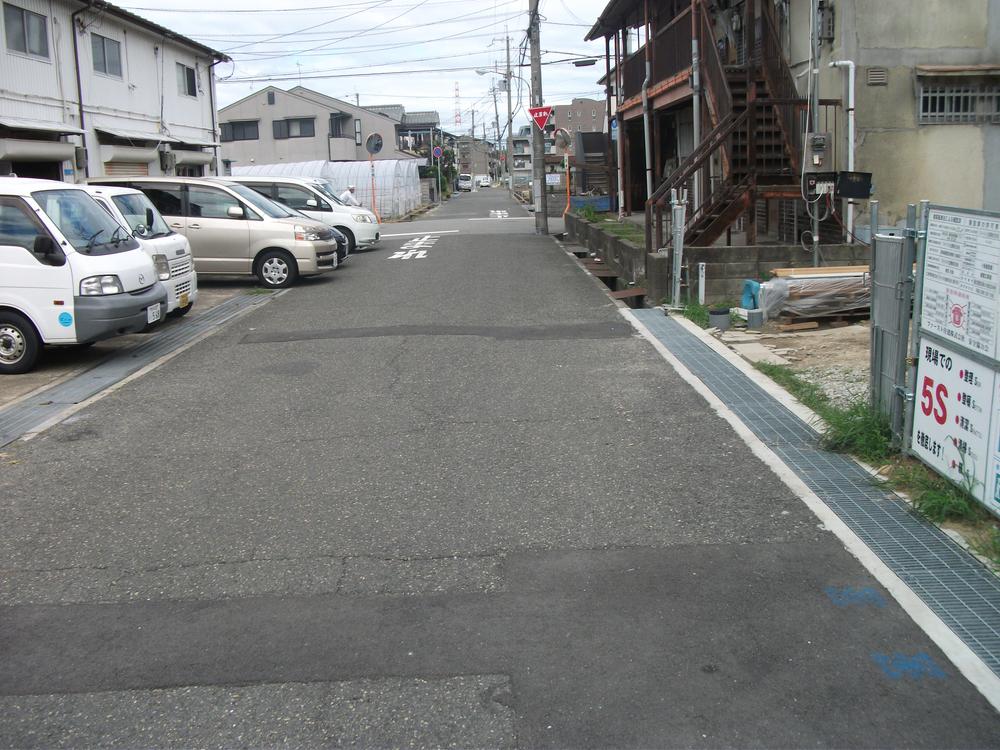 Local photos, including front road. ◆ Frontal road