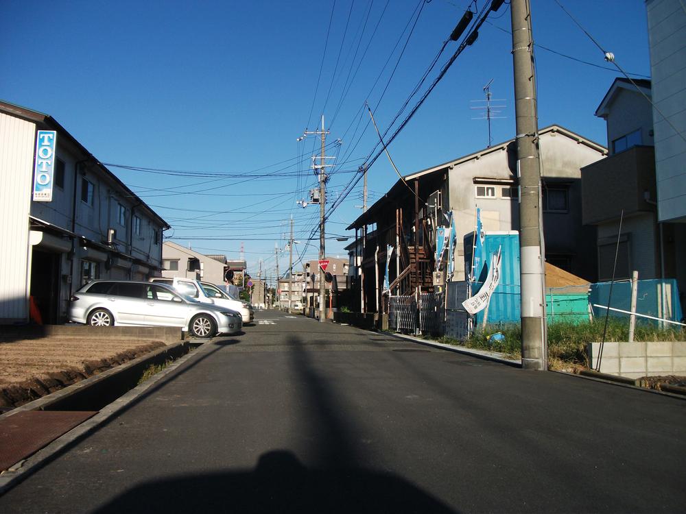 Local photos, including front road. ◆ Frontal road