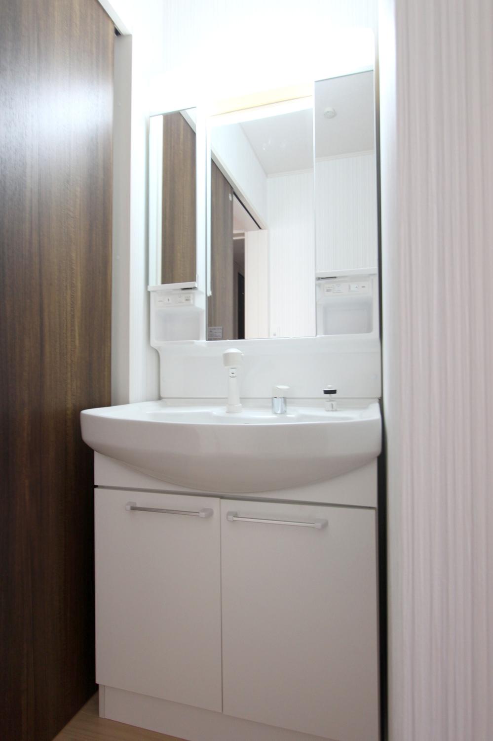 Wash basin, toilet. ◆ Basin space