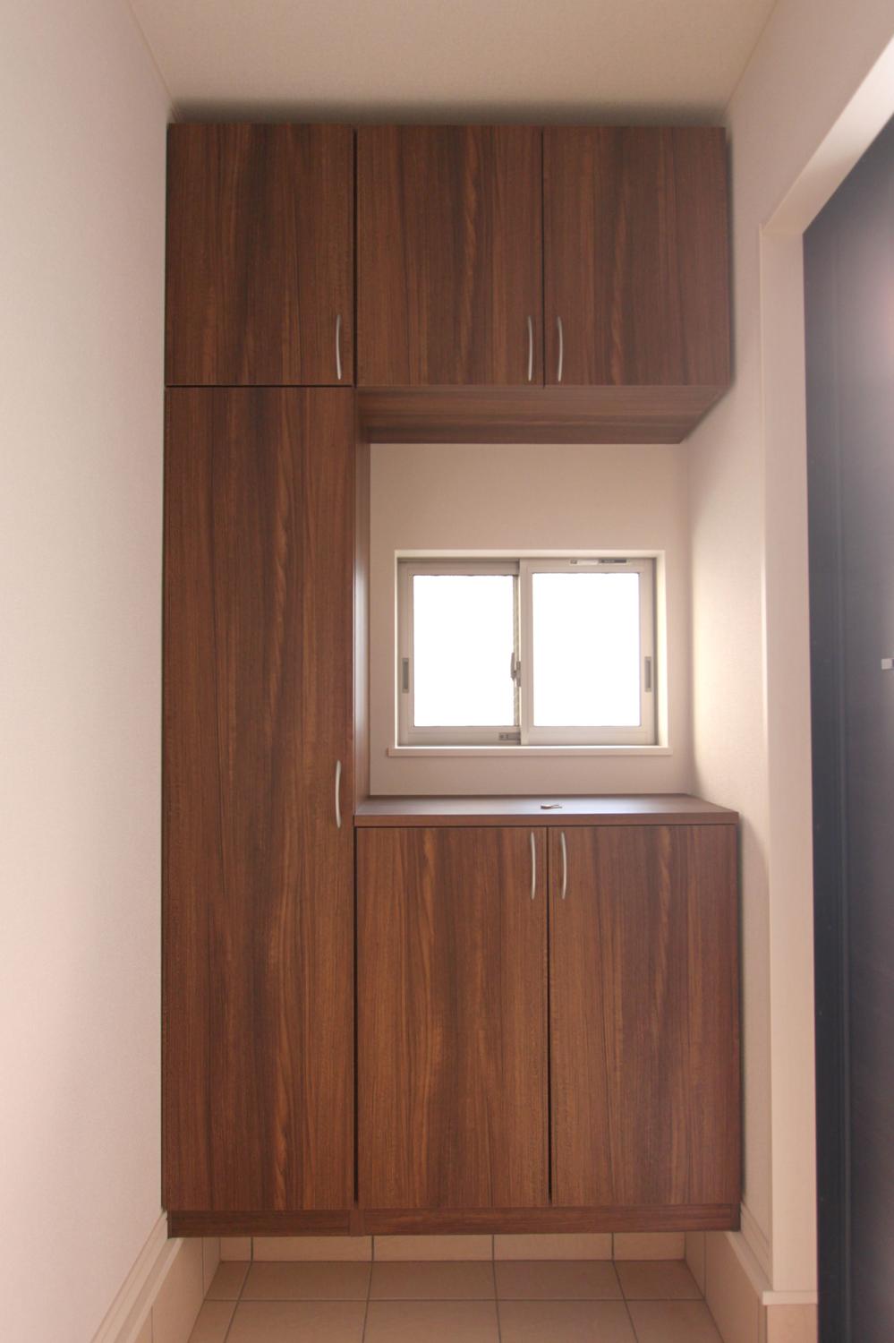 Entrance. ◆ Entrance storage