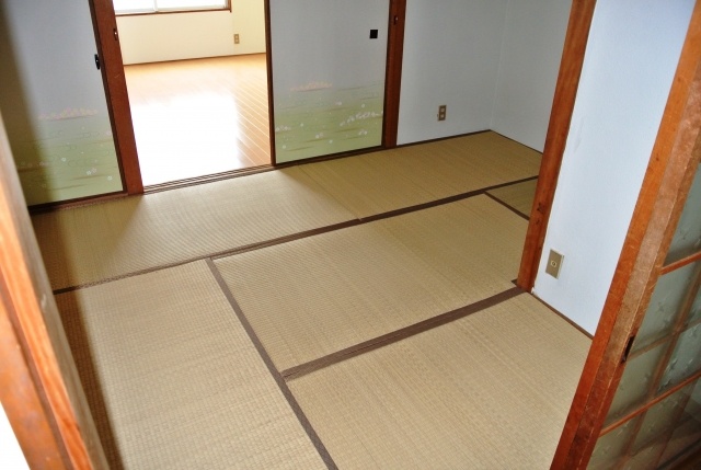 Living and room. It will be healed to the pleasant of tatami smell.