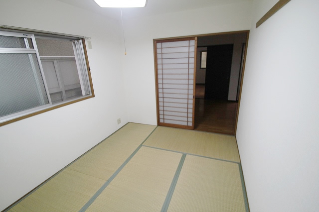 Living and room. Excellent also to ventilation with a Japanese-style room also window