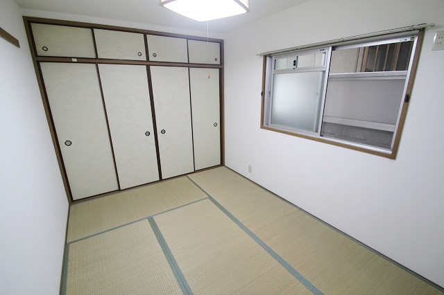 Living and room. Capacity size with storage upper closet