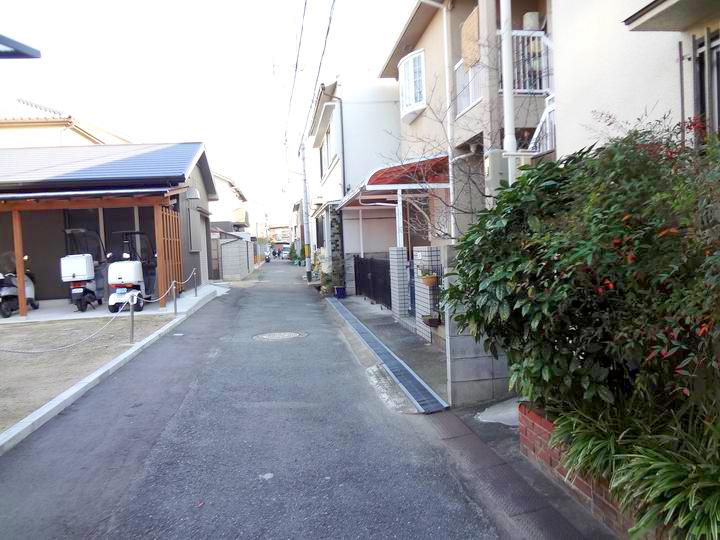 Local photos, including front road. Children is also safe in a small road with traffic. 