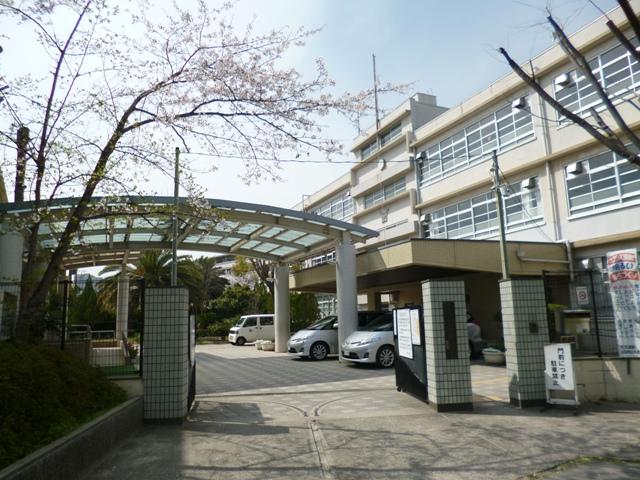 Junior high school. 1256m until the Amagasaki Municipal Wakakusa junior high school