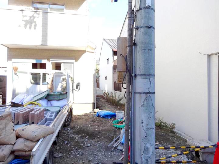 Local appearance photo. Here is will the entrance side, It becomes the opposite side of the garden and the roof terrace, There is also a north building and the interval, Bright. 