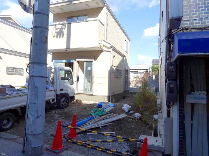 Local appearance photo. It is also happy to and out of the car in the spacious road. 