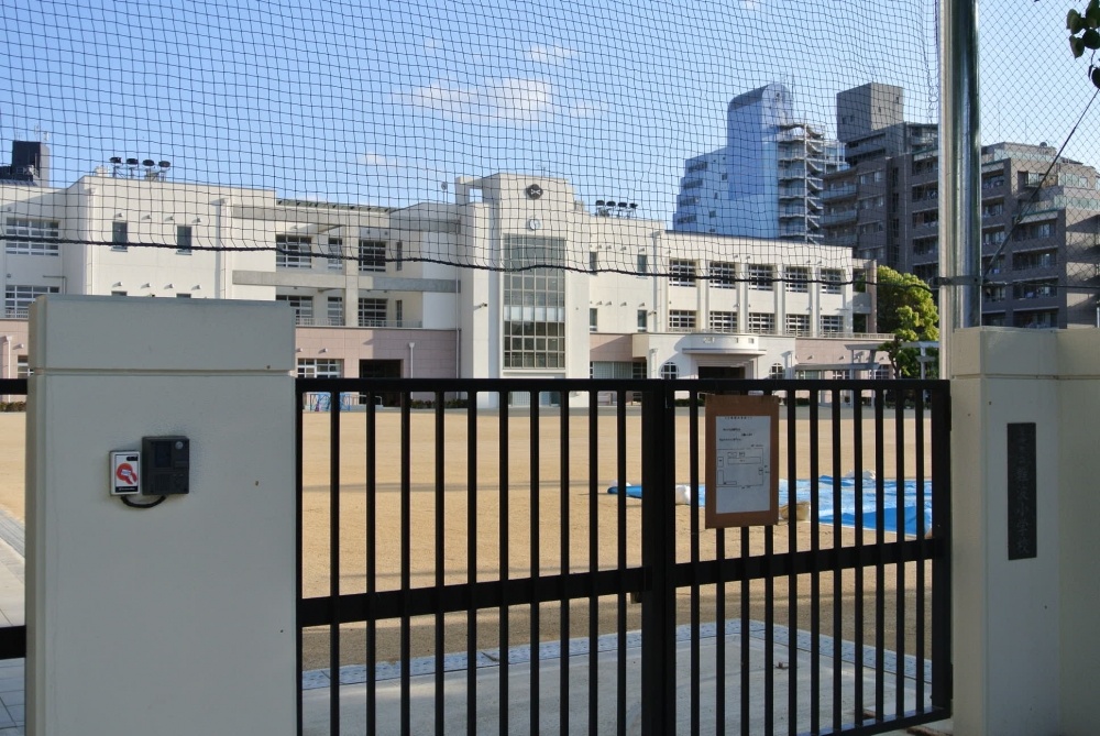 Primary school. 430m up to municipal Namba elementary school (elementary school)