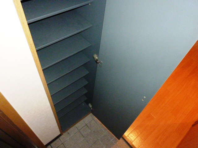 Receipt. Entrance neat in shoe box